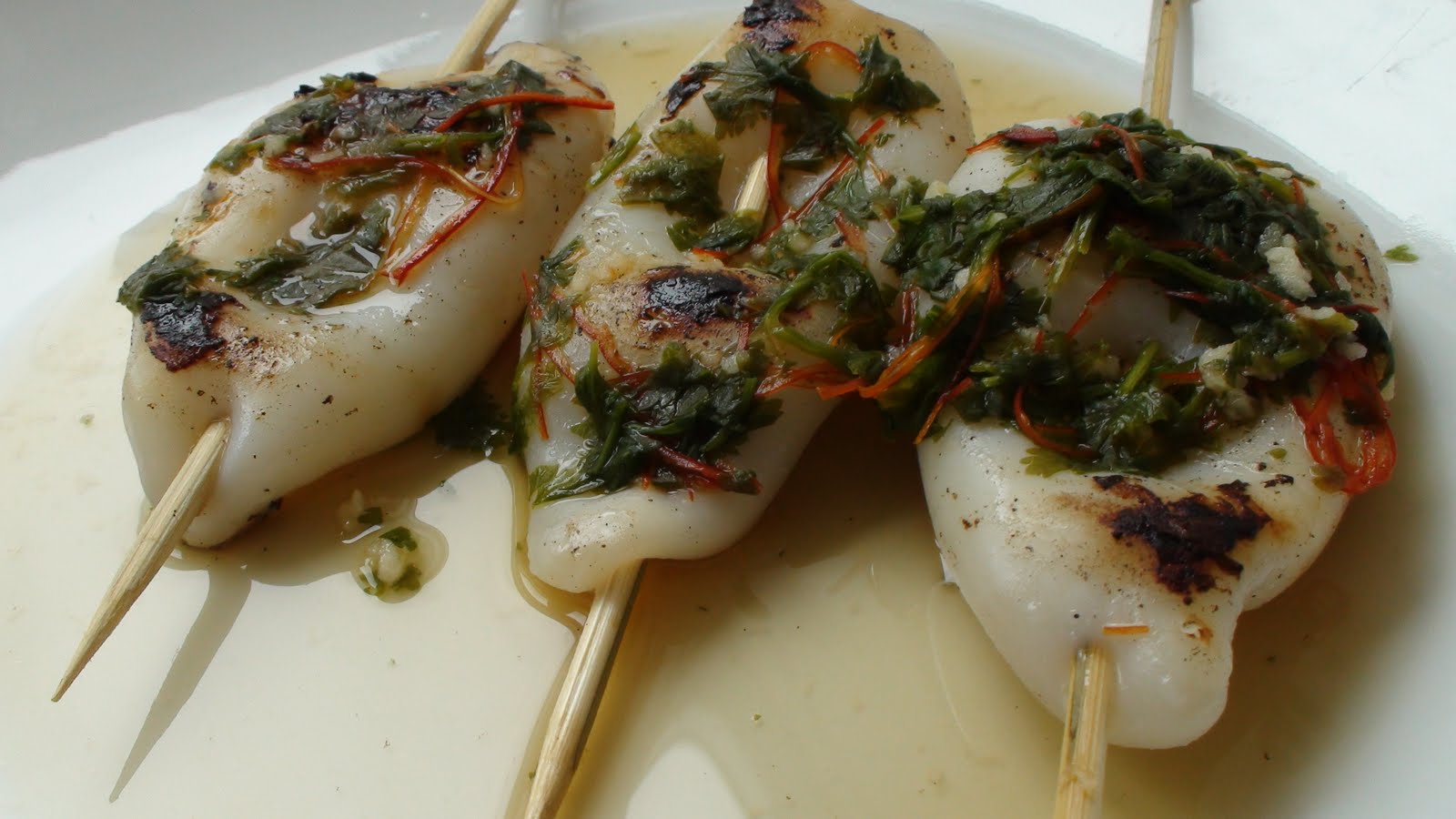 Gusto &amp; Aroma: Thailändische marinierte Tintenfisch-Spieße vom Grill