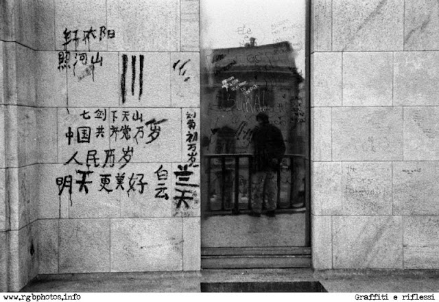 Ideogrammi cinesi a Milano Scritte in cinese su di un muro a Milano