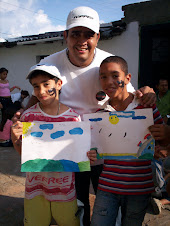 Hector Fabio García, coordinador de areas de la fundación con algunos de los niños.