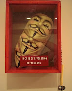 "Em caso de Revolução quebre o vidro."