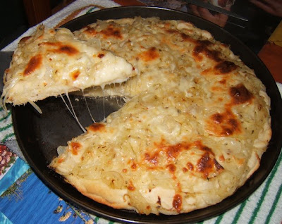 Pizza fugazzeta / Pizza à l´oignon farcie à la mozzarella