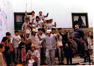 Los quintos de Candelario Salamanca en 1975 en la cruz de piedra