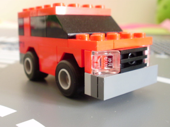 Miniatura de um Volkswagen Polo feito de peças LEGO