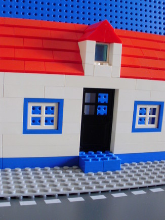 recriação em LEGO da fachada de uma casa alentejana