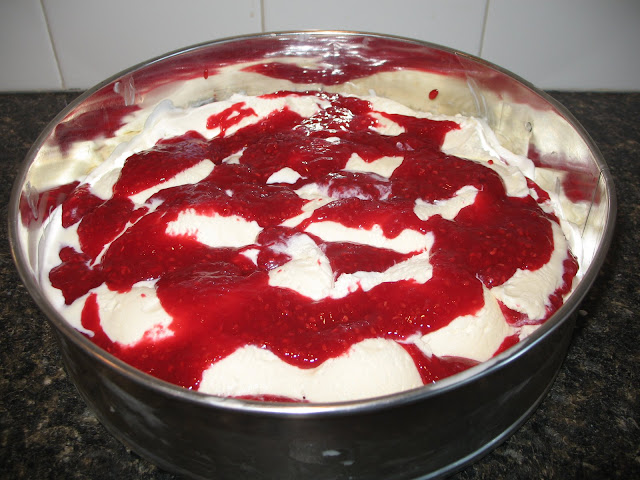 Mennonite Girls Can Cook: Raspberry Ripple Pie