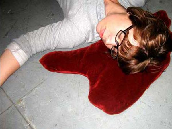 [blood_puddle_pillow_05.jpg]