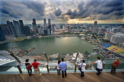 منتجع سياحى متكامل فوق قمة ناطحات سحاب بـ سنغافورة