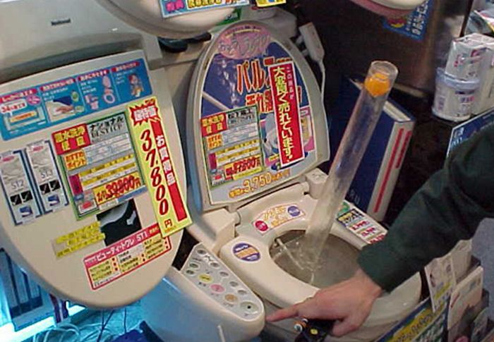 Японский унитаз с раковиной. Японский живой туалет. Японский унитаз с пультом. Общественные туалеты в японии. Японский унитаз тото.