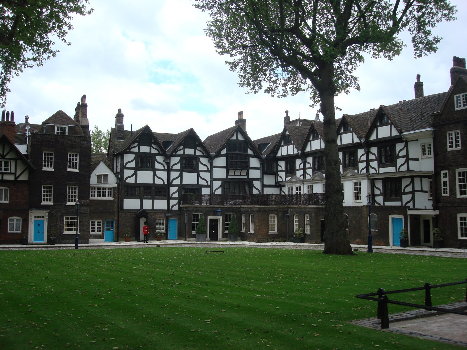 I want to see the world The Tower of LondonKings, Queens and Queues