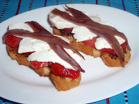 Tosta con anchoas, queso,tomate y salsa de aceitunas tosta de queso y anchoas