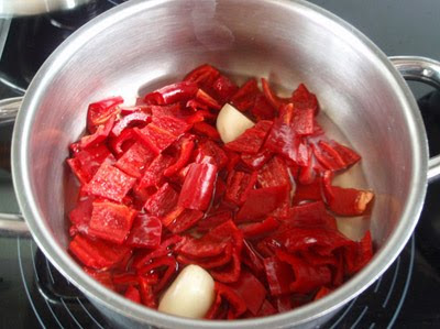 elaboración de la salsa de pimientos rojos