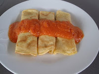 creps rellenas de setas con salsa de tomate