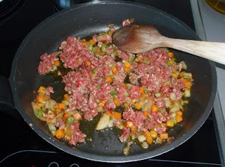 preparación de la salsa boloñesa de carne