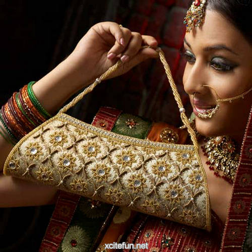 A WEDDING PLANNER: Wedding purses and clutch bags - the latest trend at indian weddings