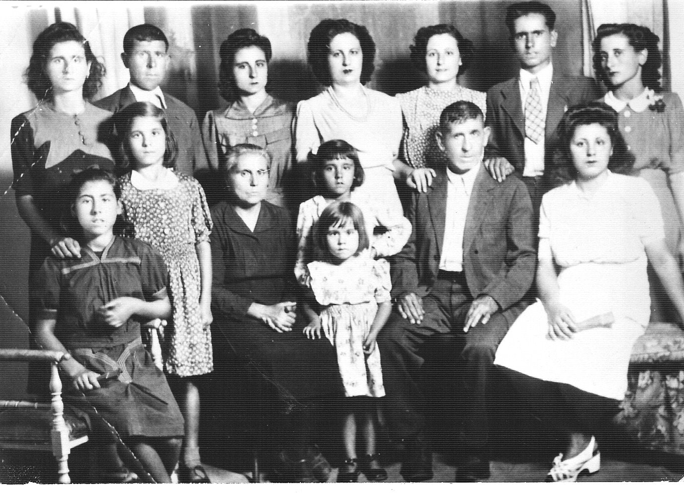 [FOTO+familia+Consuegra+1942.jpg]