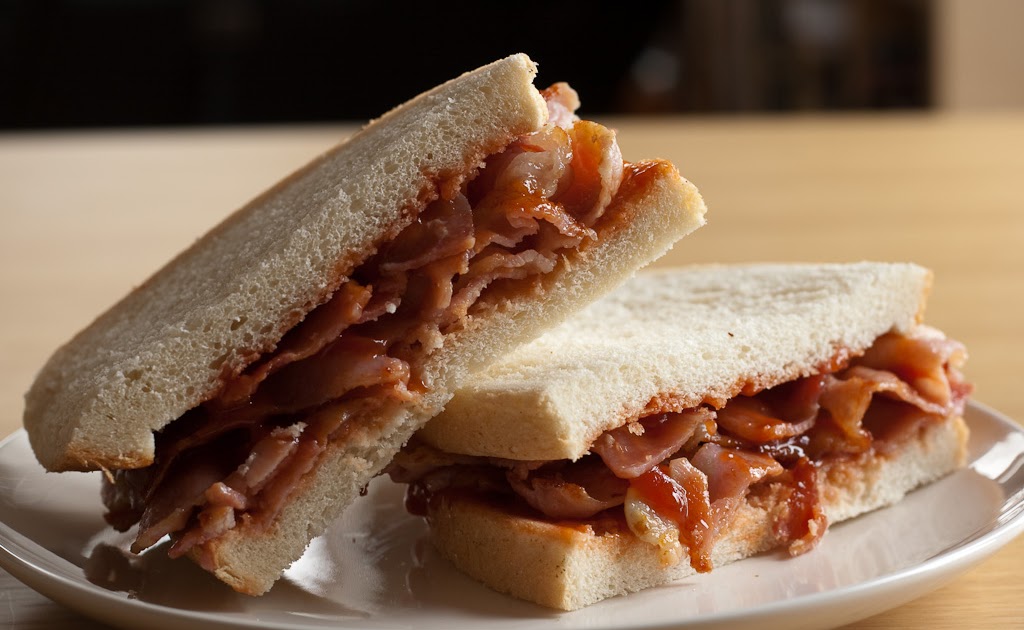 what is a bacon sarnie in england