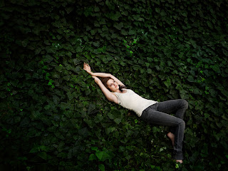 Kristen Steward lying on Ivies HD Wallpaper