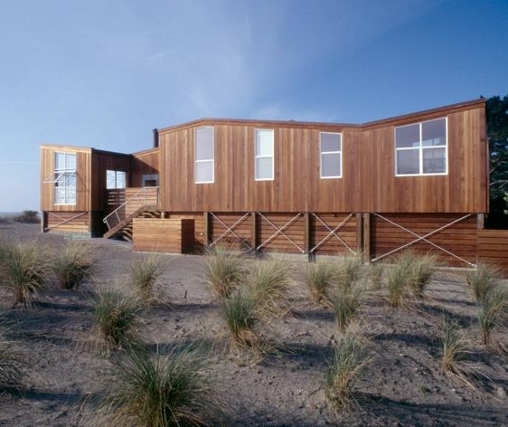 Casa moderna de madera levantada en la playa en California Casa contemporánea de madera en la playa
