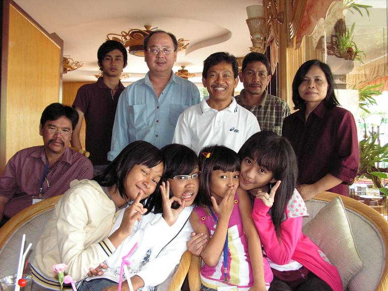 [inyoman+gurnitha+dan+tim.jpg]