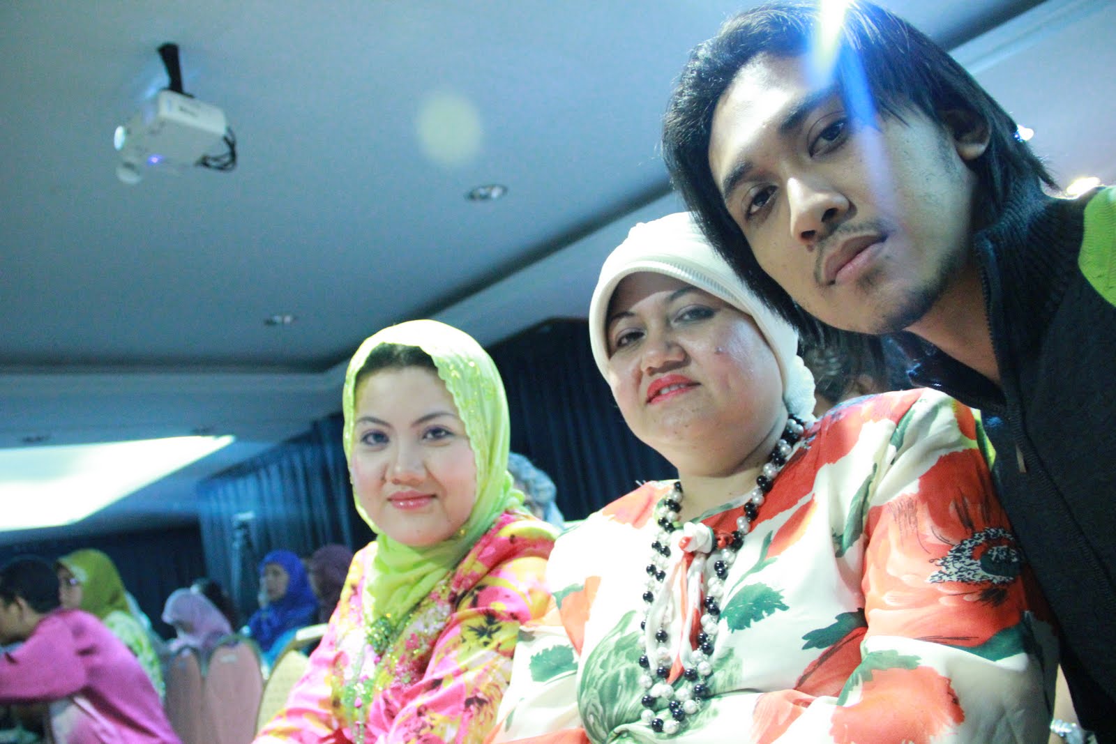 Raja Tengku Putri Anis memakai busana pink hijau berfoto bersama bonda ...