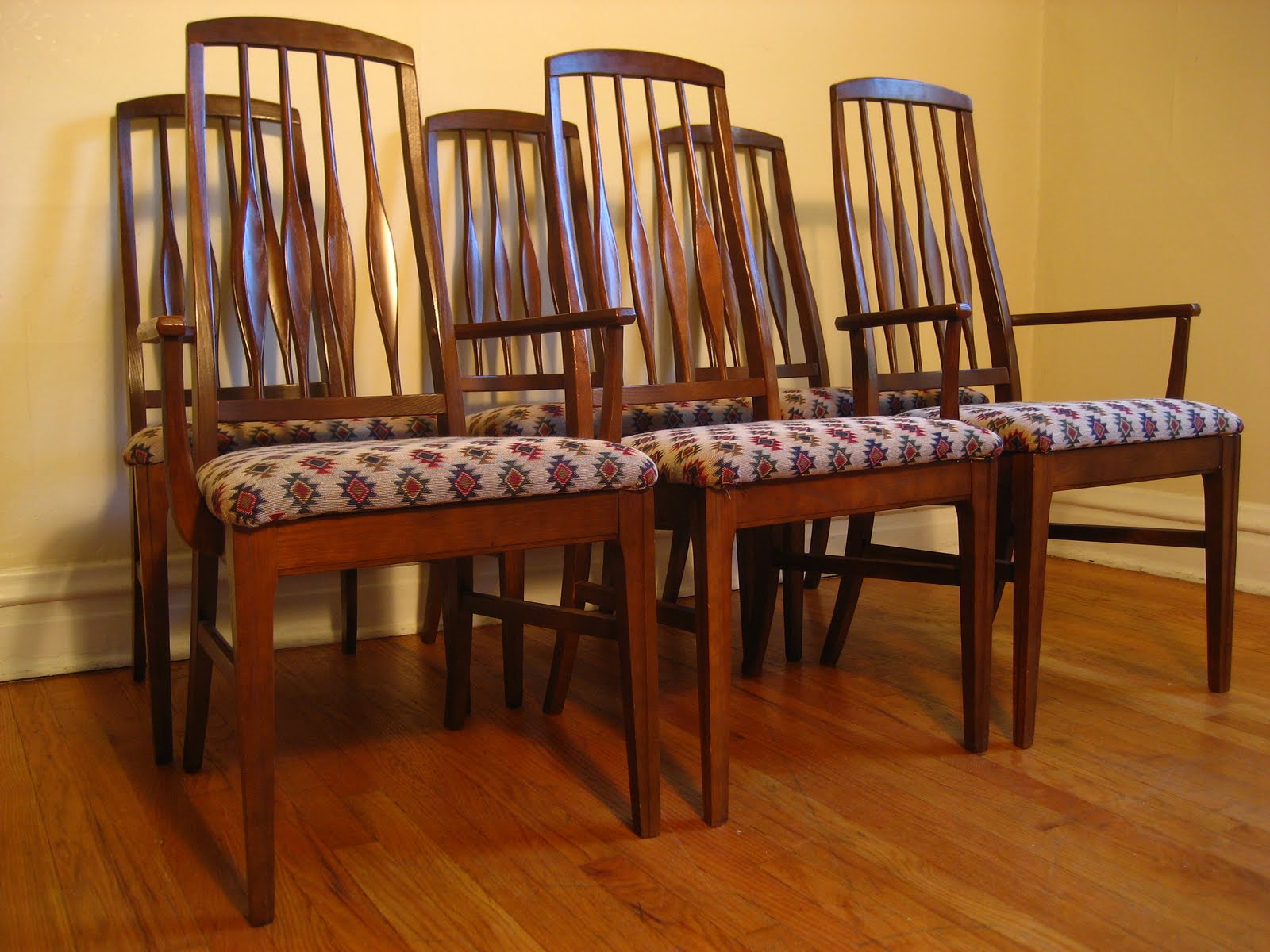 Dark Walnut Dining Room Table w/ 5 Chairs