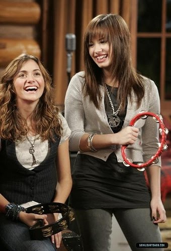 https://4.bp.blogspot.com/_nLX7NeK0ekg/TGLx-IOXpVI/AAAAAAAAAIw/gBZXHZ3FglM/s1600/alyson+and+demi.jpg