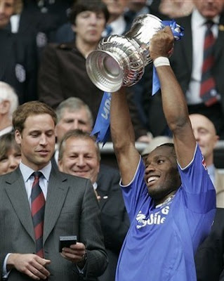 didier+drogba+with+trophy.jpg