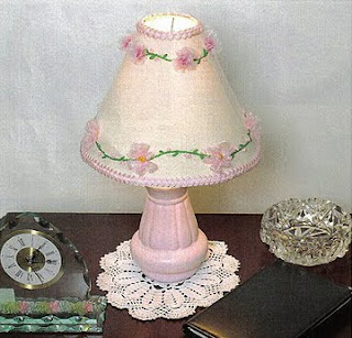 lampara con flores bordada en cinta