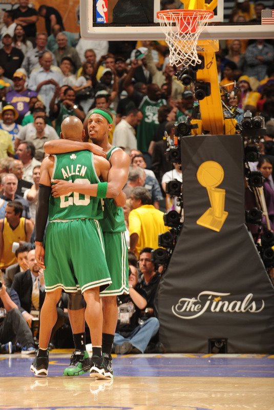 [0b21ab4d29d7f14dc010983426aeb3b7-getty-80398144ab057_celts_lakers.jpg]