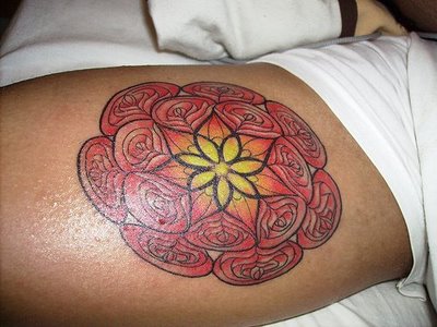 Foto tatuajes con flor en la pelvis,  dotwork