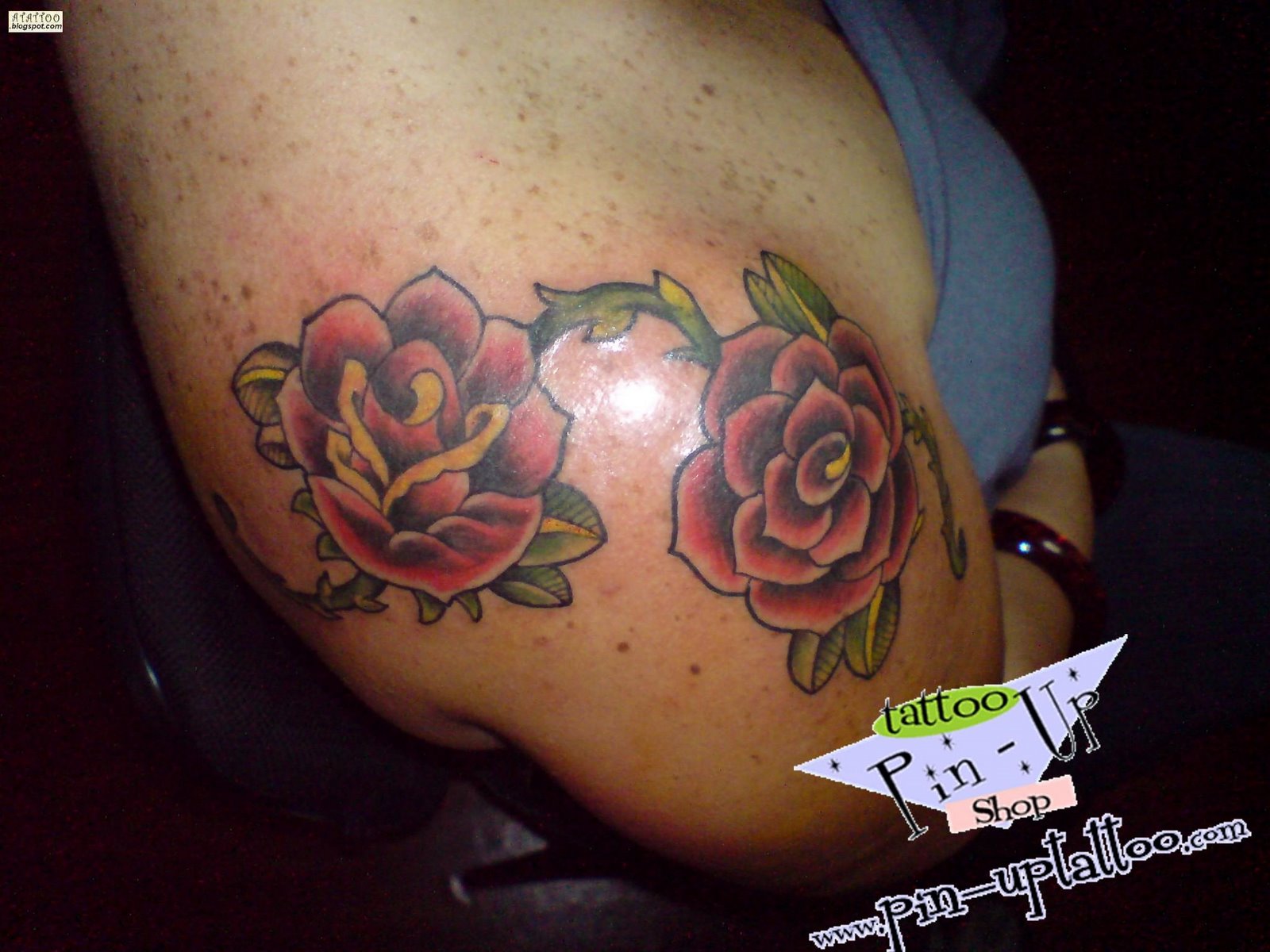 Fotografía de tattoo con florales en el cuello  realista