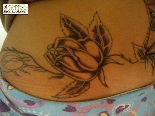 Fotografías de tattoos de flor para vientre  acuarela