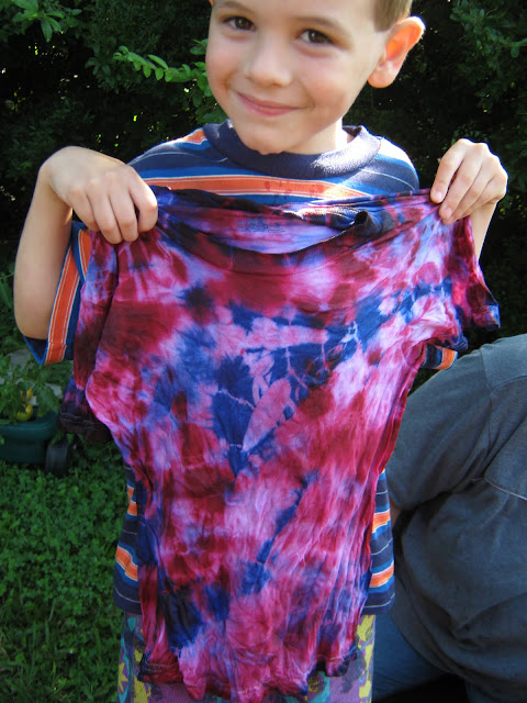 All Things Beautiful: Summer Fun #12: Craft Tutorial: Tie-Dyeing T-Shirts