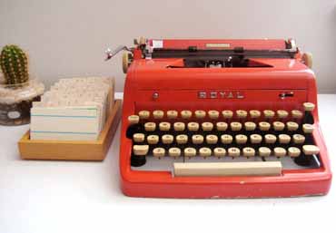 [refurbished_royal_typewriter_red_11.jpg]