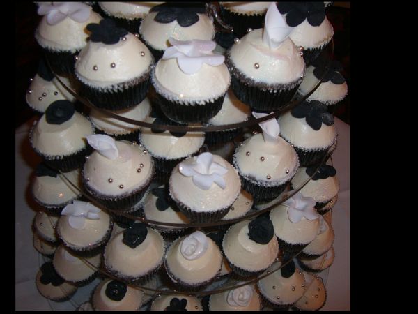 Black And White Wedding Cupcakes. Picture of Black and White