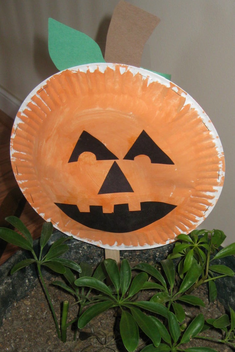 Play With Me: Paper Plate Pumpkin