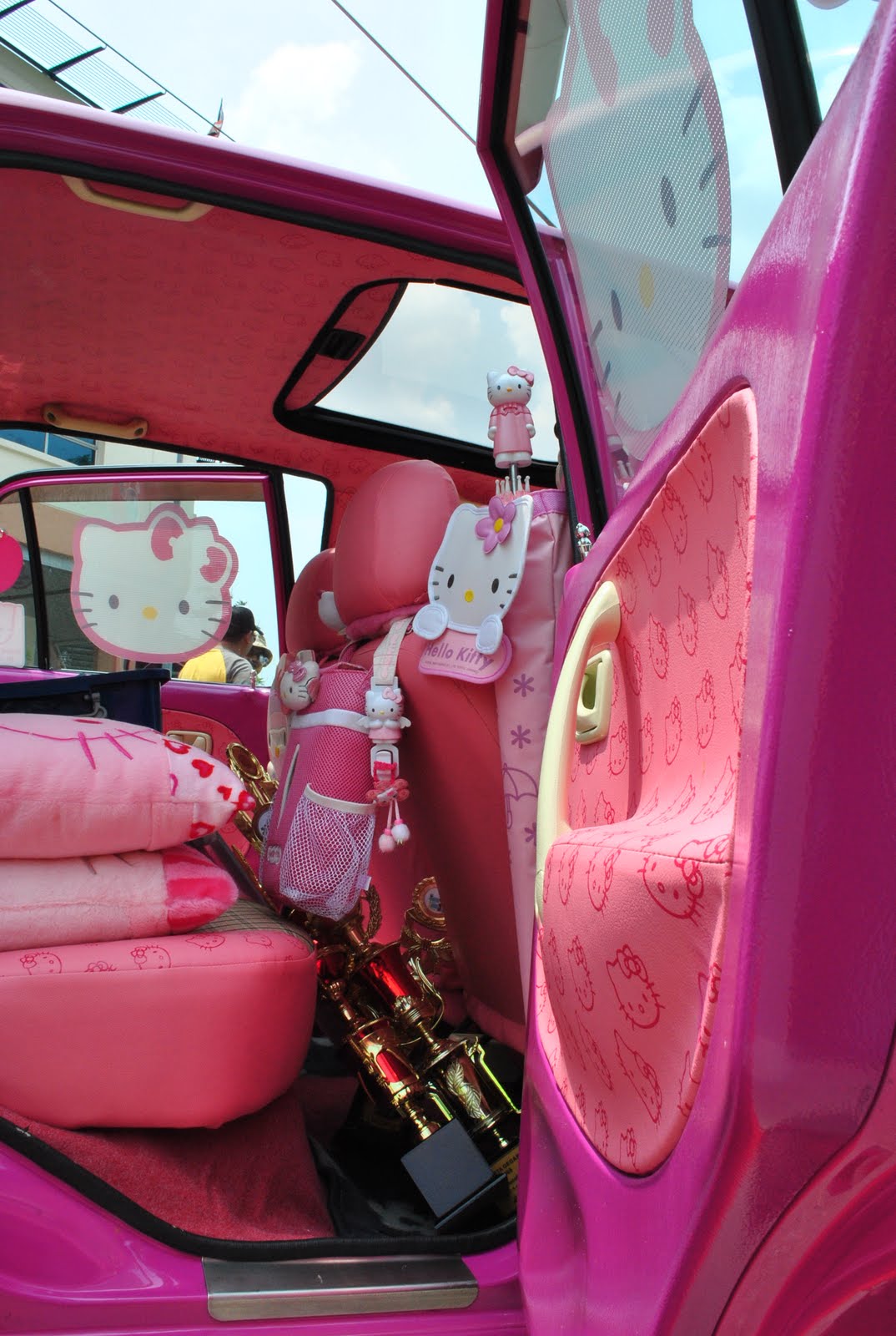 [hellokitty+backseat.jpg]