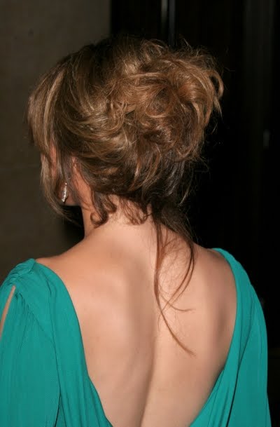 [jennifer-lopez-high-loose-chignon-knotted-elegant-hairstyle-back-view-09.jpg]