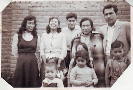 Mi papá acompañado de mi abuela, tias y primos paternos