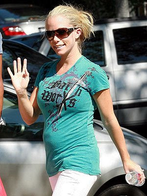 Hot unseen celebrities photos & videos: Kendra Wilkinson: Belly Peek!