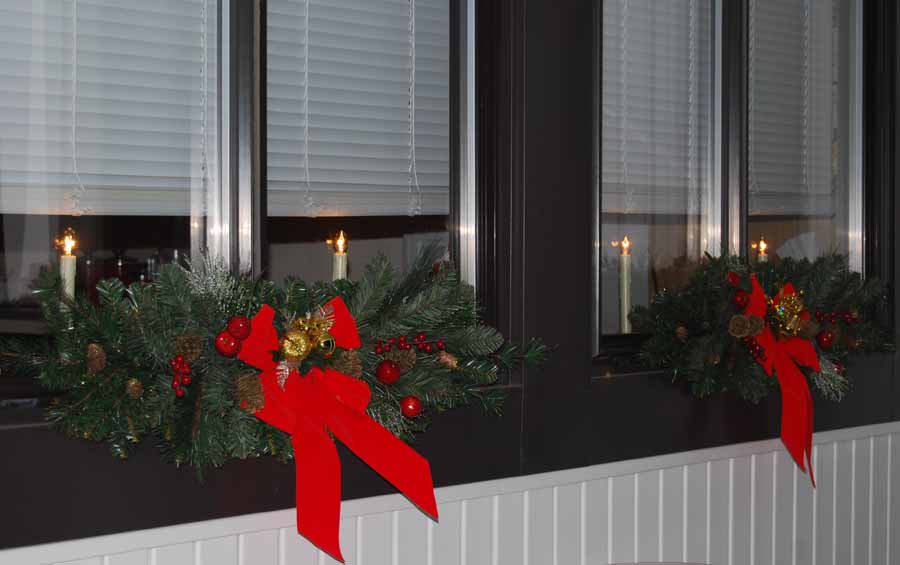 [091207+Christmas+-+kitchen+windows+-crop-s900.JPG]