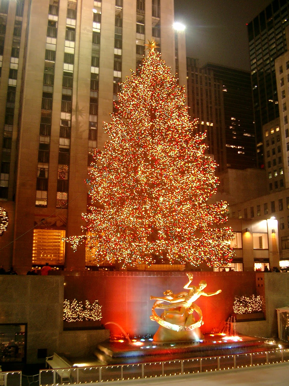 [rockefeller_center_christmas_tree.jpg]