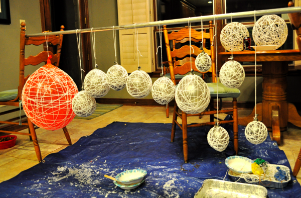 https://4.bp.blogspot.com/_o5zcLG6l9S0/TPaK0lcJMLI/AAAAAAAABGM/zq2kICXrmOA/s1600/diy-twine-yarn-chandelier-02-e1290007688218.png