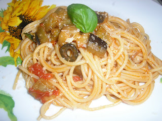Spaghetti con sugo di melanzane(Spaghete cu sos de vinete)