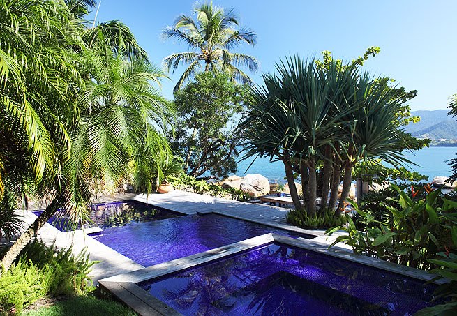 Pastilha de vidro azul na piscina é tradicional