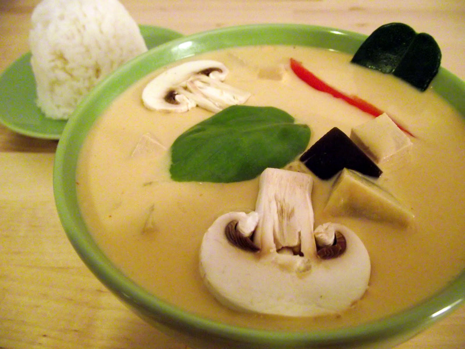 vegane Tom Kha Tofu - thailändische Kokossuppe mit Tofu