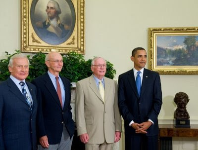 Barack Obama y los astronautas del Apollo 11 en la Casa Blanca, bajo un retrato de George Washington: de izquierda a derecha, Buzz Aldrin, Michael Collins, Neil Armstrong y Barack Obama