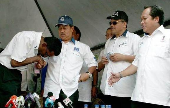 http://4.bp.blogspot.com/_oKAqpxZjB5c/S9AxOWhEf1I/AAAAAAAAHqU/oo0UlqPNxB0/s1600/Cium+Tangan+2.jpg