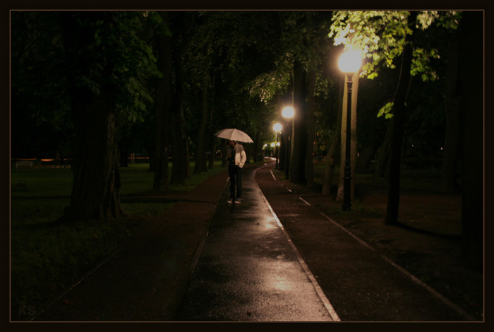 Почему улицам гуляет. Скачаь обдлжеу трека а по тёмным улицам гуляет дождь.