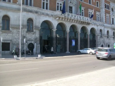 ingresso del Colonnato del Palazzo della Provincia di Bari